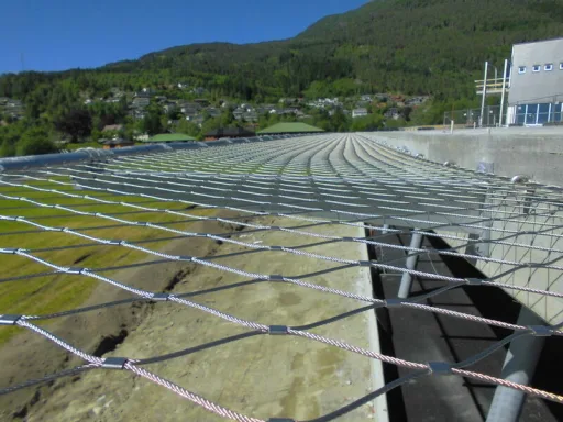 Norwegen-Forde-helipad-cable-mesh-safety-detail-carl-stahl
