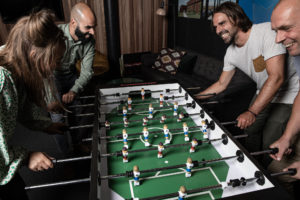 Tafelvoetbal met team op kantoor - Carl Stahl