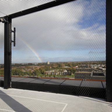 Nautique sportveld op dak, hekwerk, Carl Stahl