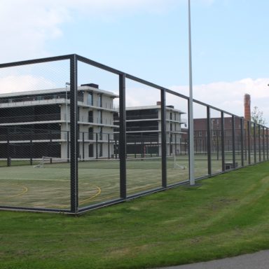 Sportveld met kabelnetten als hekwerk - Carl Stahl
