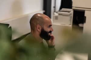 Over ons - Carlos aan de telefoon - Carl Stahl kantoor